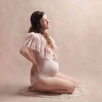 Grossesse (femme enceinte) photographiée en studio à Dijon