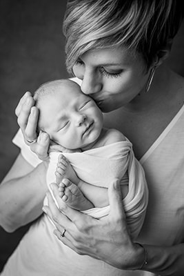 Maman qui embrasse son bébé - séance photo naissance à Dijon