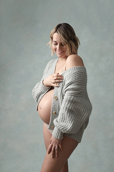 Femme enceinte avec gilet bleu-vert cocooning