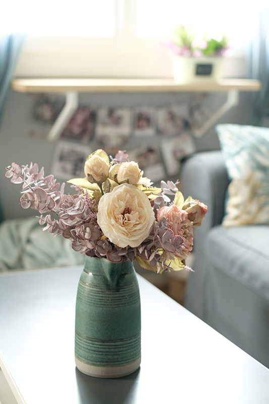 Détail : bouquet de fleurs artificielles dans le studio de photographe à Dijon
