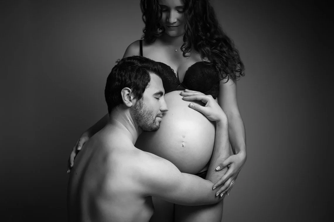 Couple pendant la grossesse en noir et blanc