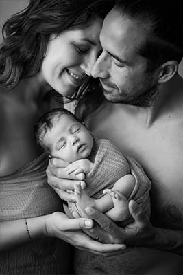 Moment tendre, papa et maman avec bébé dans les mains - séance photo naissance à Dijon
