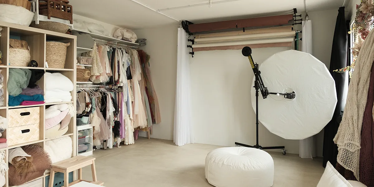 Studio photo de Vanessa Bureau à Dijon, décoré avec douceur pour les séances grossesse, naissance, bébé et famille