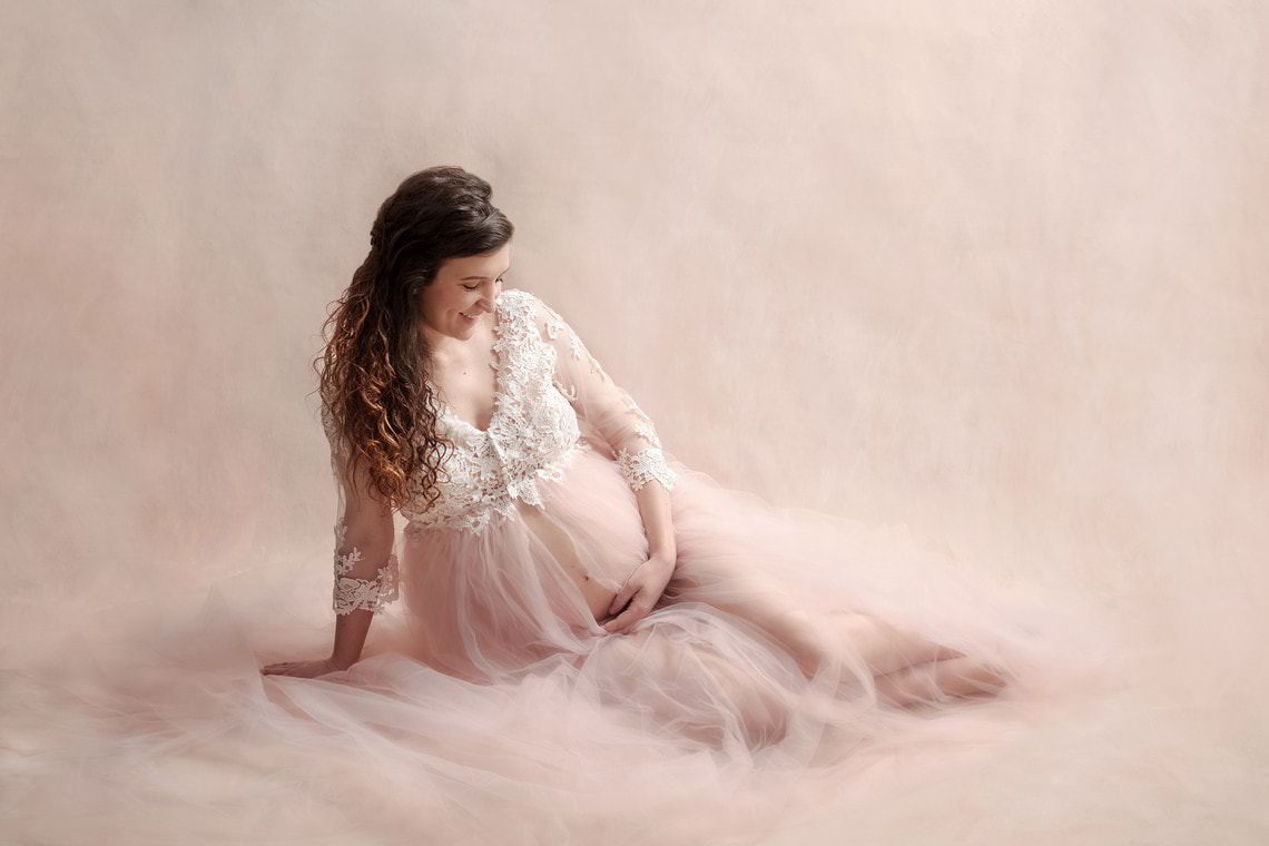Femme enceinte avec robe tulle et dentelle